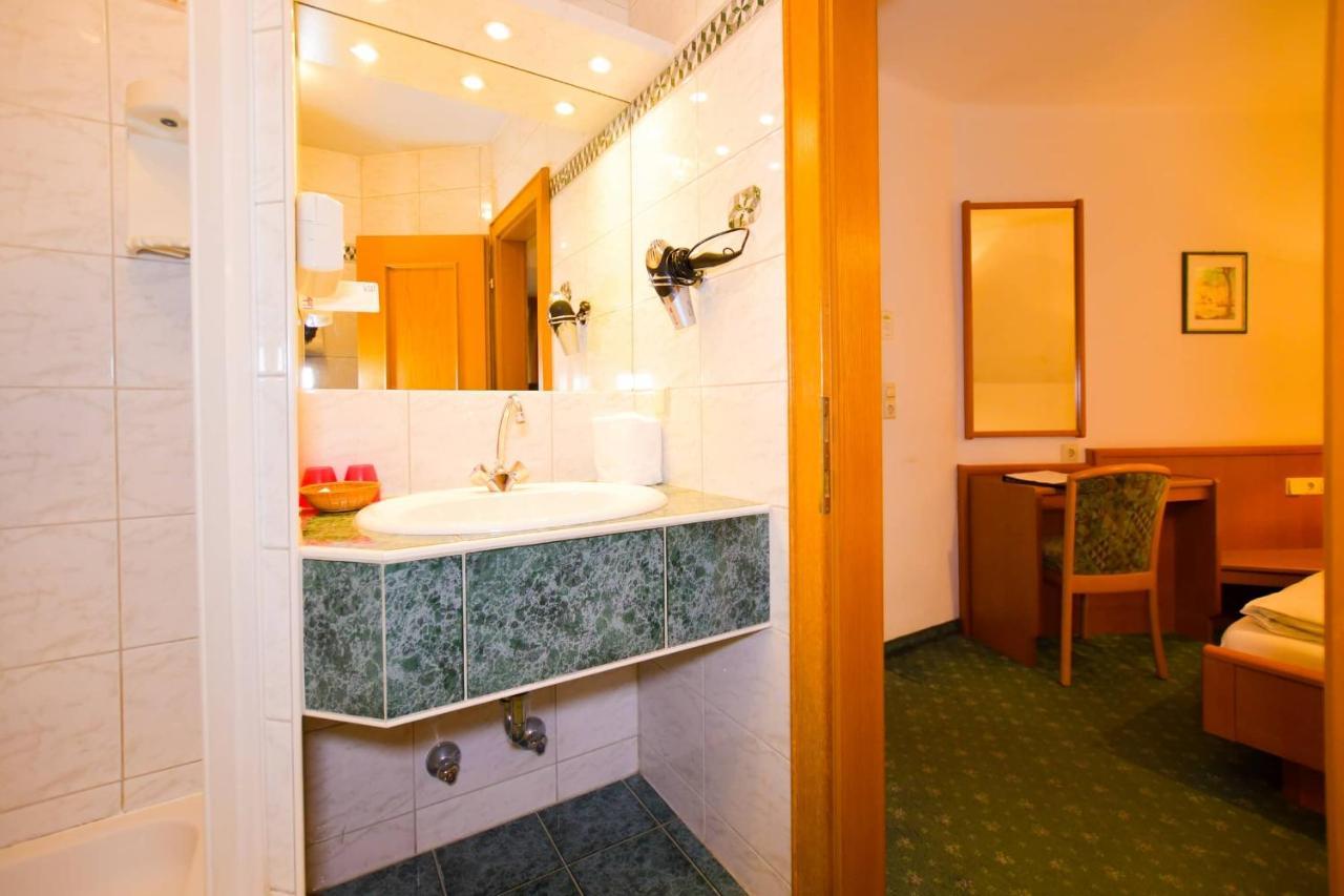 Hotel Jerolitsch Krumpendorf エクステリア 写真