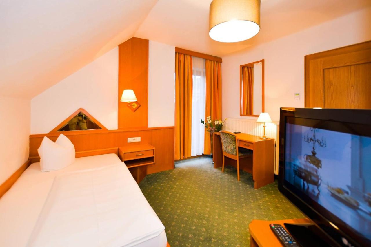 Hotel Jerolitsch Krumpendorf エクステリア 写真