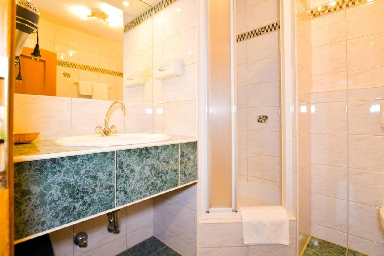 Hotel Jerolitsch Krumpendorf エクステリア 写真