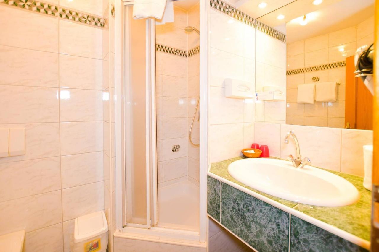 Hotel Jerolitsch Krumpendorf エクステリア 写真